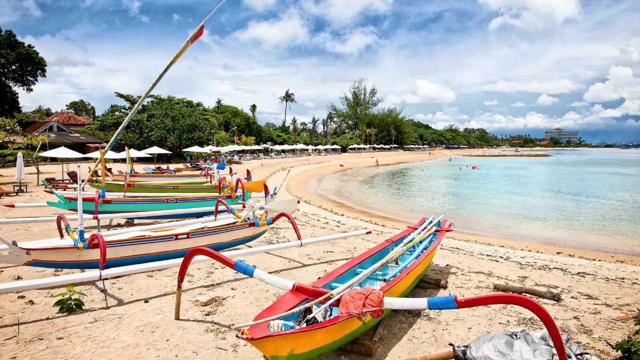 Tradisjonelle fiskebåter på Sanur Beach, Bali Tradisjonelle fiskebåter på Sanur Beach, Bali