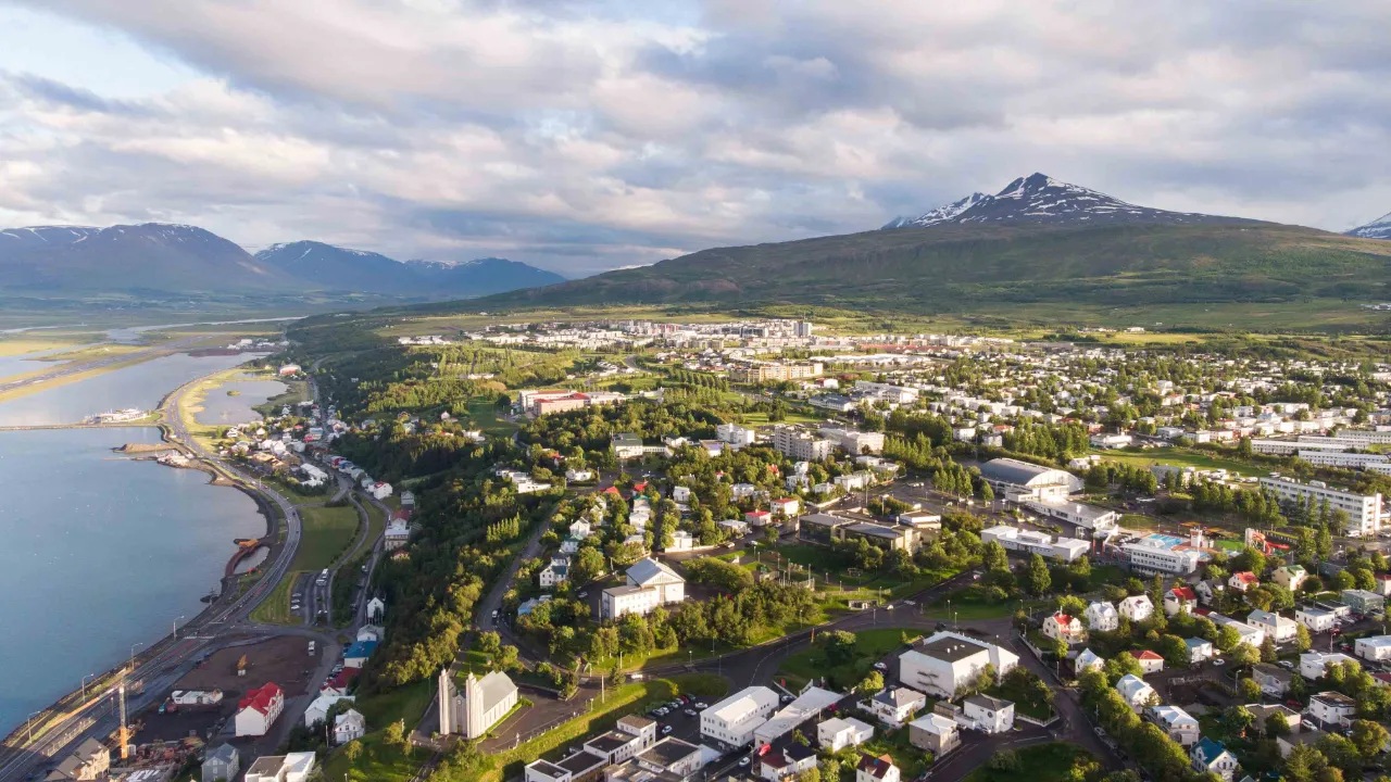 Akureyri er Islands nest største by og et viktig senter for handel, fiske og turisme i den nordlige delen av landet Akureyri er Islands nest største by og et viktig senter for handel, fiske og turisme i den nordlige delen av landet