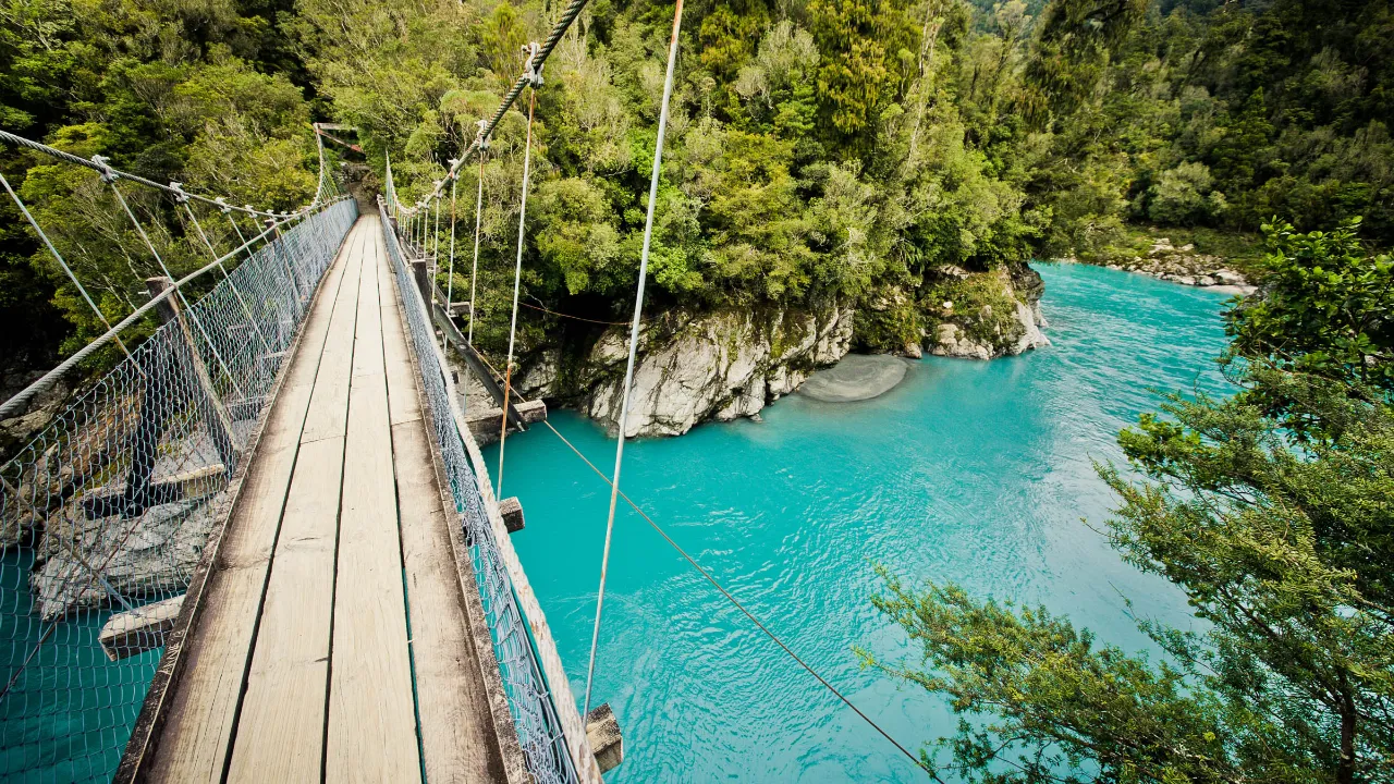 Hokitika Gorge hengebro over den turkise Hokitika Gorge
