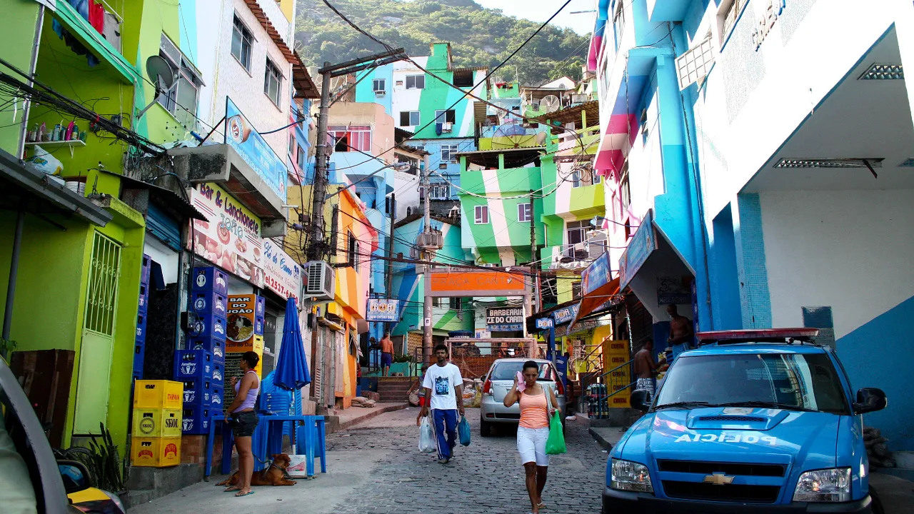 Fargerik gate i en favela i Rio de Janeiro