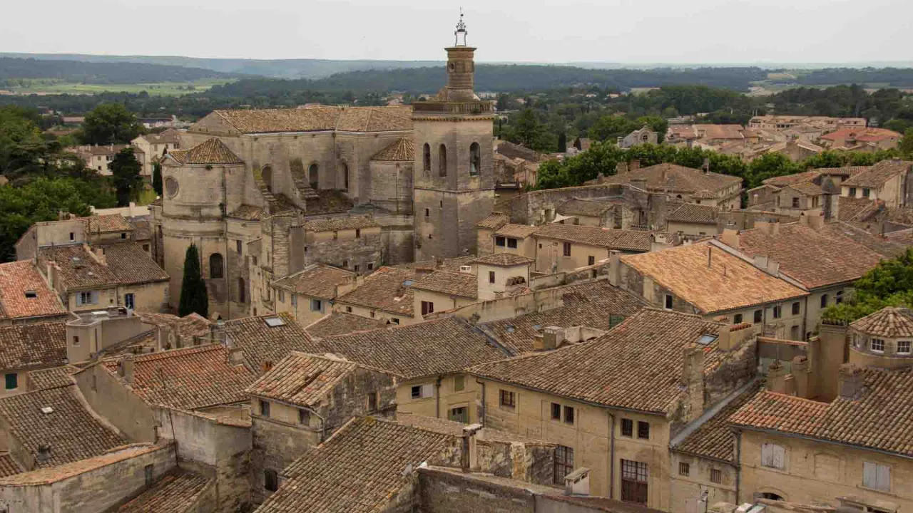 Byen Uzès er kjent for sitt middelaldersentrum, smale gater og sjarmerende plasser Byen Uzès er kjent for sitt middelaldersentrum, smale gater og sjarmerende plasser