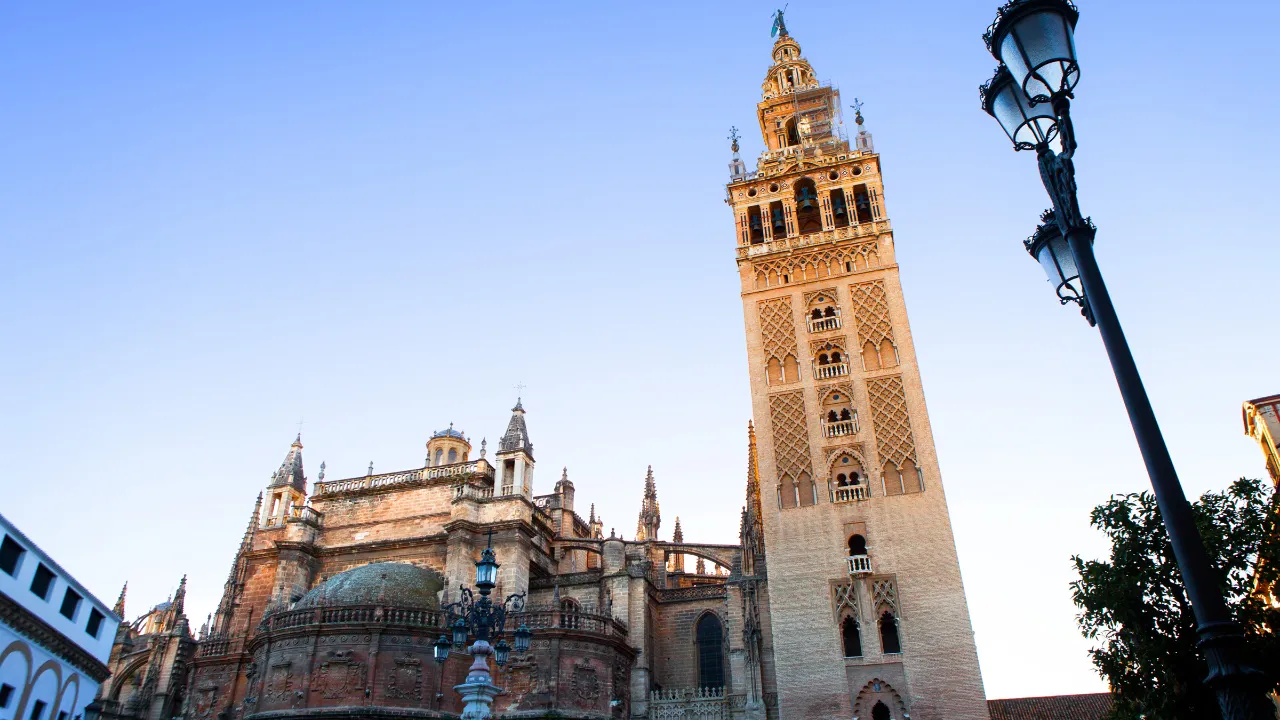 Katedralen i Sevilla med klokketårnet La Giralda, som opprinnelig var en minaret