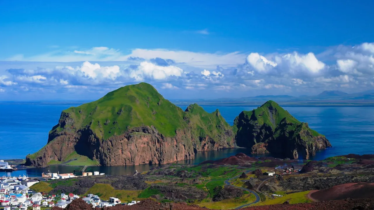 Heimaey er den eneste bebodde øya i Vestmannaeyjar Heimaey er den eneste bebodde øya i Vestmannaeyjar