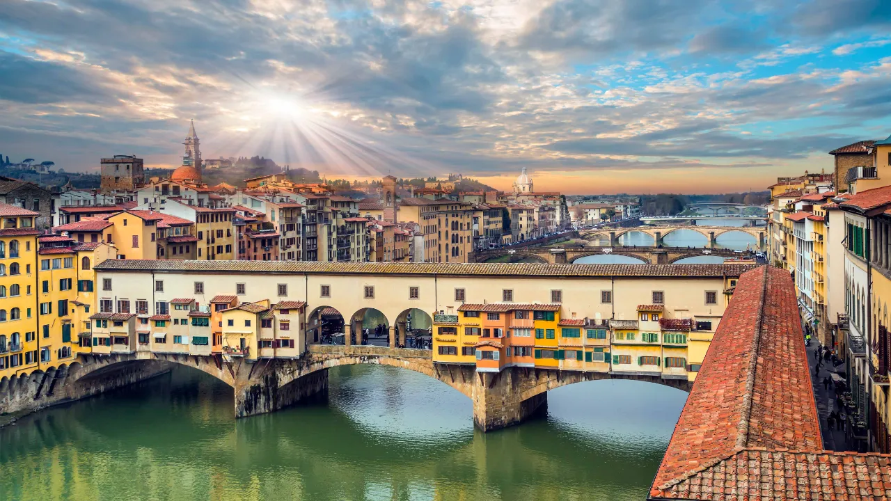 Ponte Vecchio-broen over Arno i Firenze