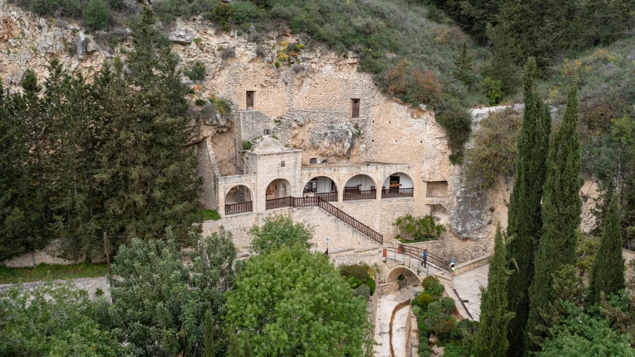 Agios Neophytos-klosteret, som ligger i en dal ca. 10 km nord for Paphos Agios Neophytos-klosteret, som ligger i en dal ca. 10 km nord for Paphos
