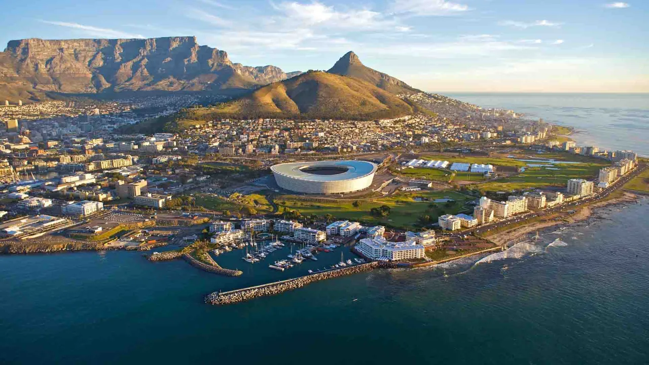Cape Town Stadium ble bygget til VM i fotball 2010 – i bakgrunnen den kjegleformede Lion’s Head og det flate Taffelberget