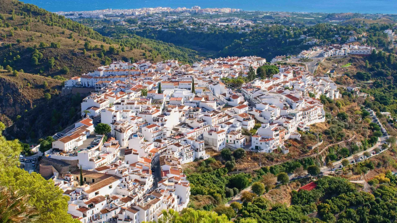 Frigiliana — en av de kjente «hvite landsbyene» (pueblos blancos) Frigiliana — en av de kjente «hvite landsbyene» (pueblos blancos)