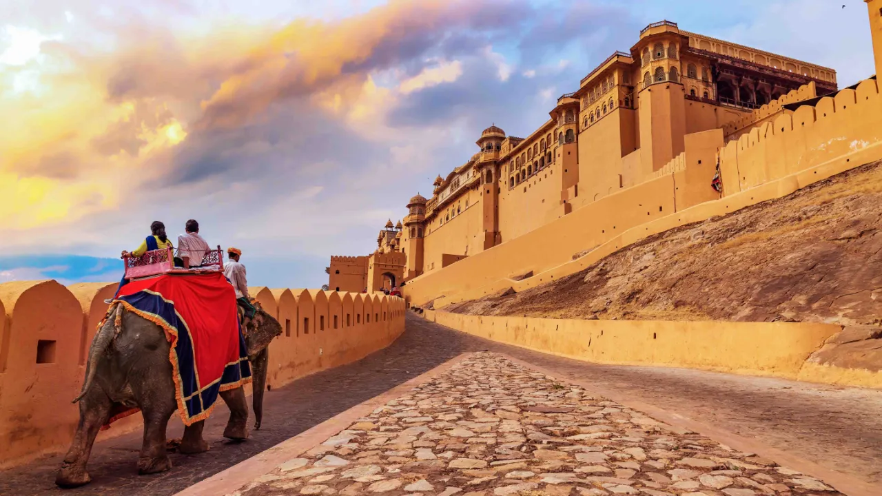 Det imponerende festningsanlegget Amber Fort ved Jaipur i Rajasthan fra 1500-tallet
