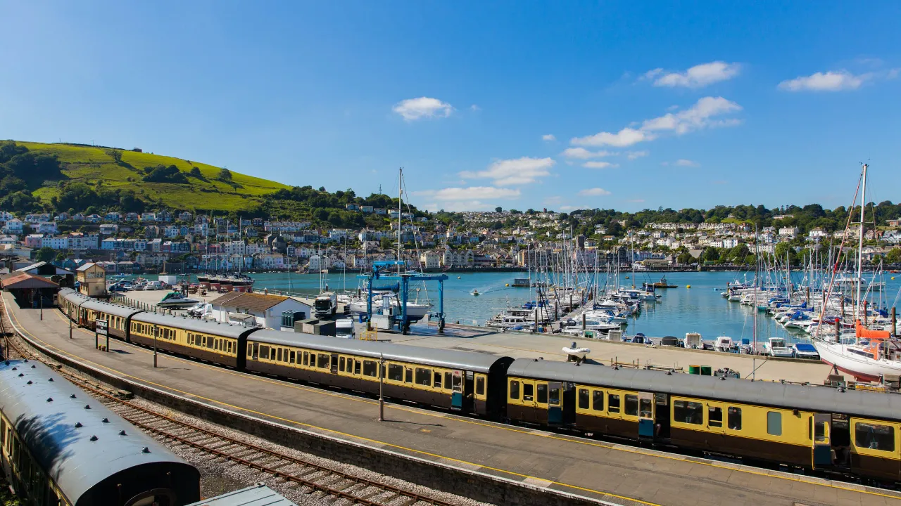 Dartmouth og Kingswear – toget fra Dartmouth Steam Railway ankommer til havna Dartmouth og Kingswear – toget fra Dartmouth Steam Railway ankommer til havna