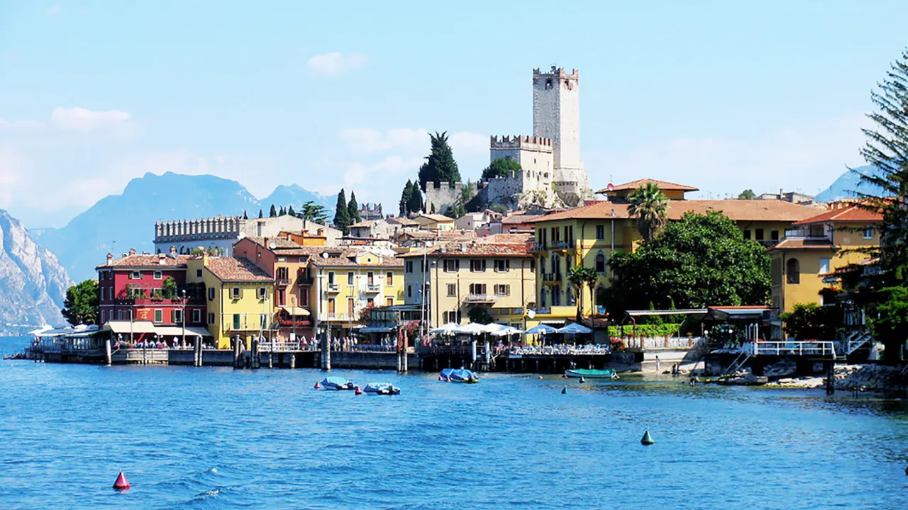 Malcesine ved Gardasjøen med den historiske Scaliger-borgen hevet over byen Malcesine ved Gardasjøen med den historiske Scaliger-borgen hevet over byen
