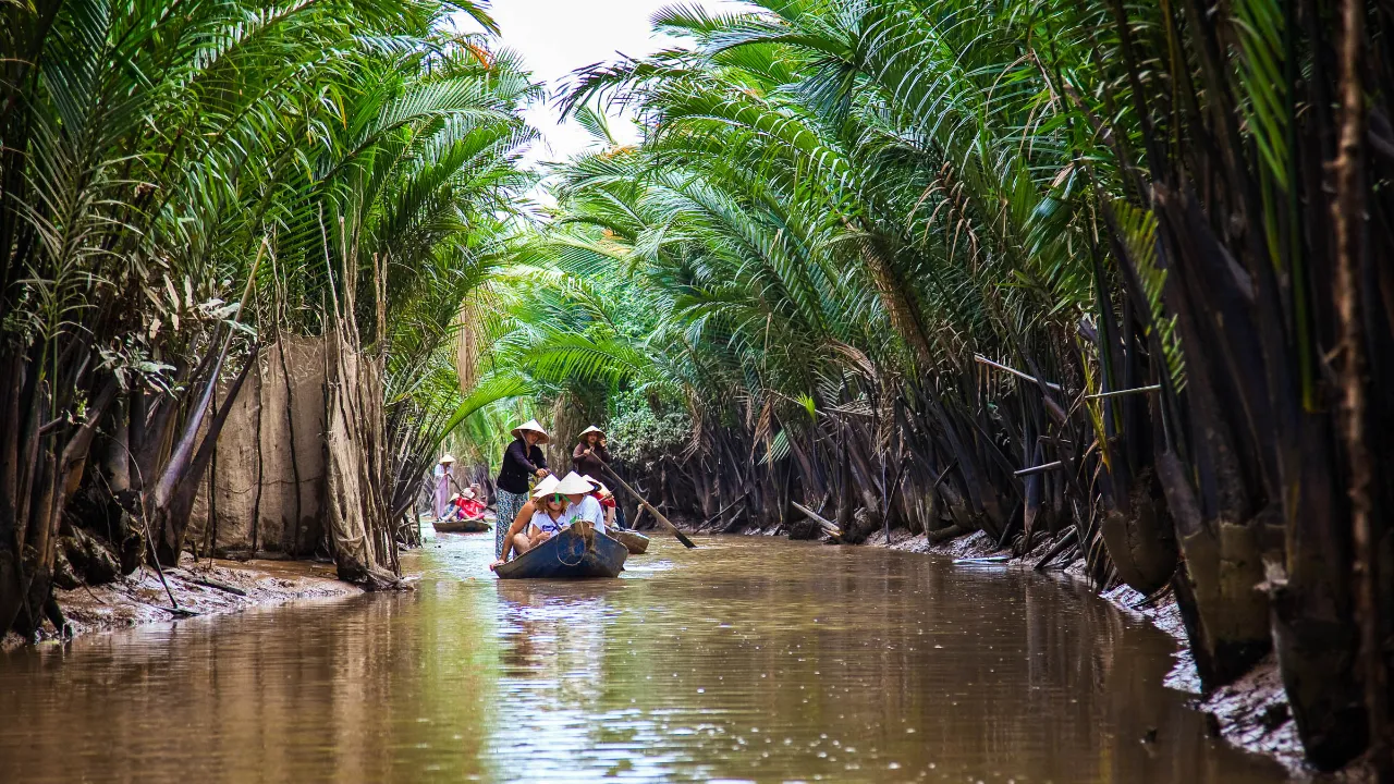 Side-elv i Mekongdeltaet i Sör-Vietnam