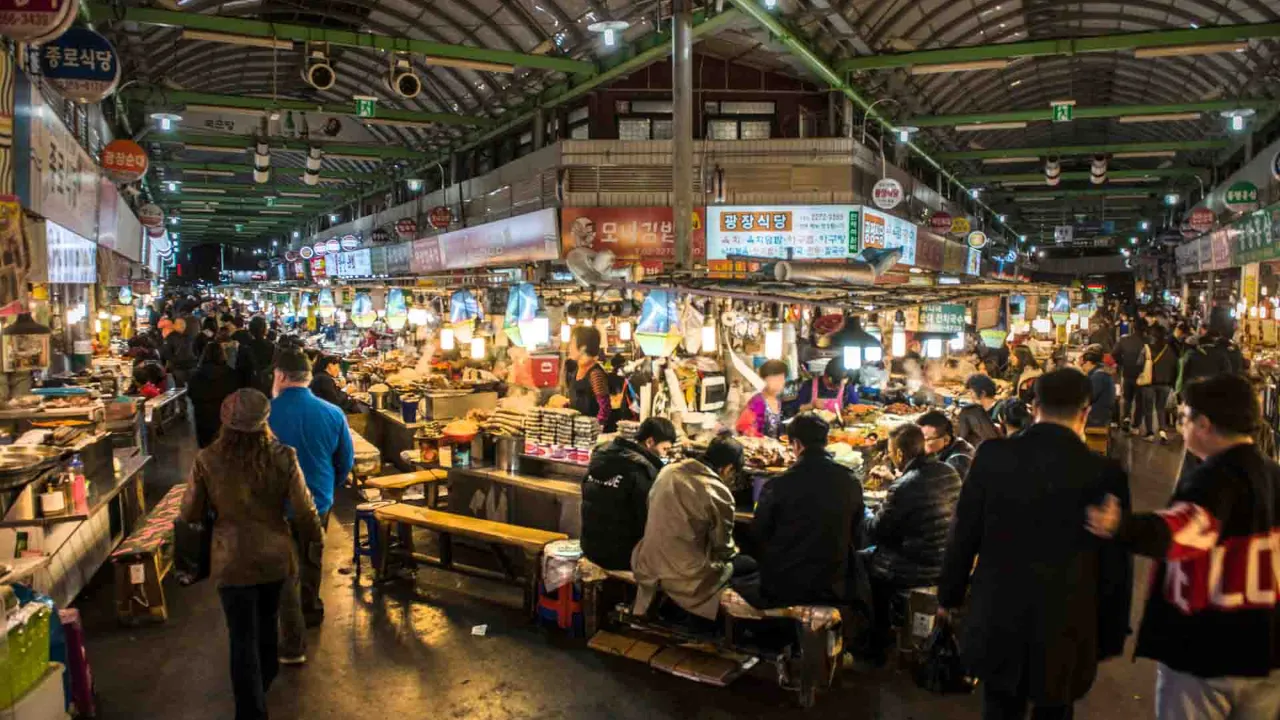 Gwangjang-markedet i Seoul – ett av Koreas eldste tradisjonelle markeder, kjent for street food og livlig atmosfære Gwangjang-markedet i Seoul – ett av Koreas eldste tradisjonelle markeder, kjent for street food og livlig atmosfære