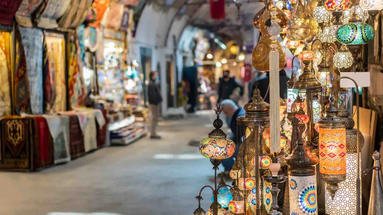 Magiske farger og lys i Grand Bazaar – Istanbuls historiske marked Magiske farger og lys i Grand Bazaar – Istanbuls historiske marked