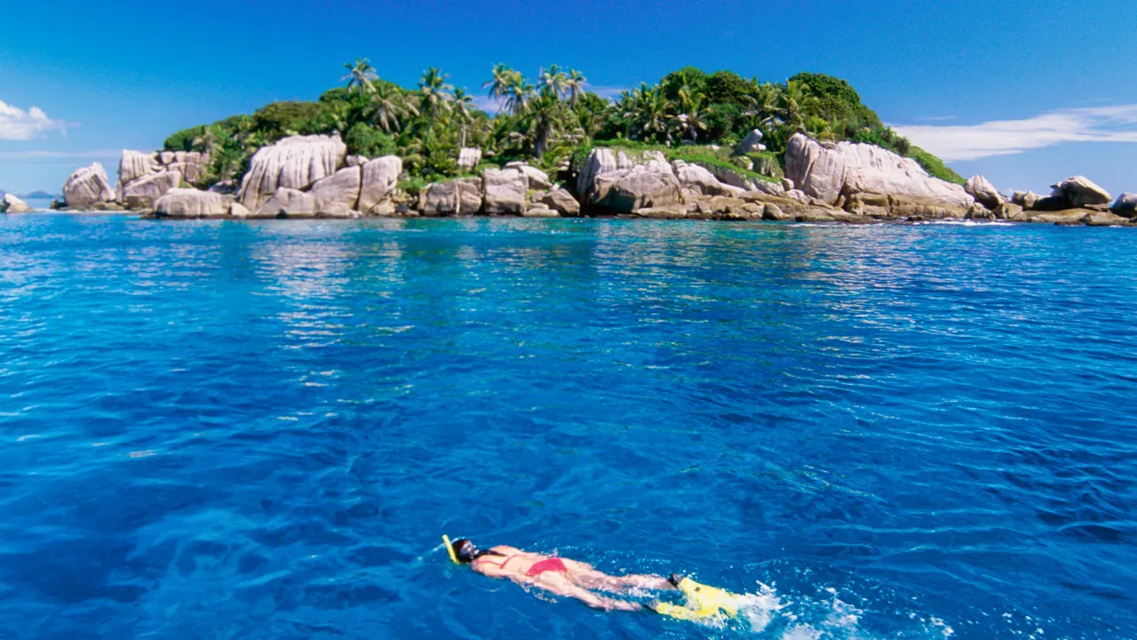 Det asurblå havet gjemmer på fargerike koraller – perfekt for snorkling Det asurblå havet gjemmer på fargerike koraller – perfekt for snorkling