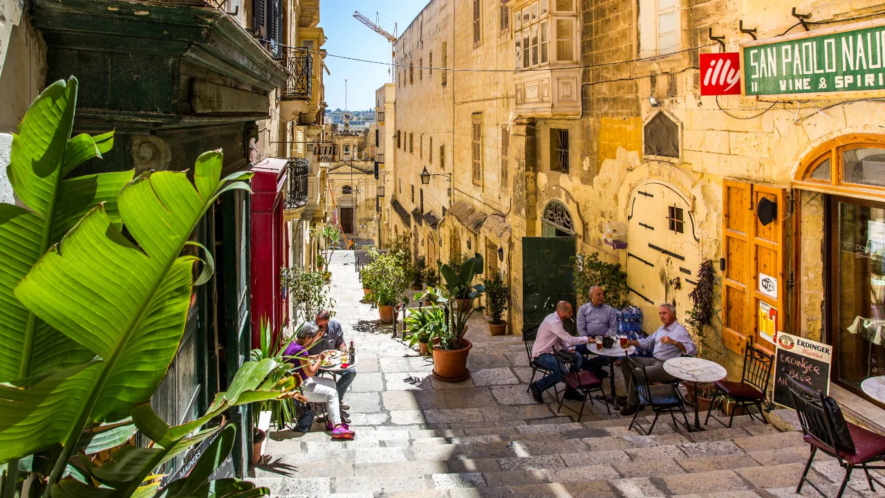 Idyllisk gate og små kafeer i Valletta