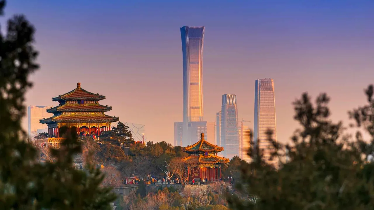 Solnedgang i Beijing med gammelt tempel og moderne skyskrapere Solnedgang i Beijing med gammelt tempel og moderne skyskrapere