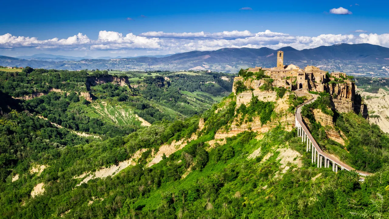 Fjellbyen Civita di Bagnoregio ligger på en klippetopp og er forbundet med fastlandet via en gangbro Fjellbyen Civita di Bagnoregio ligger på en klippetopp og er forbundet med fastlandet via en gangbro