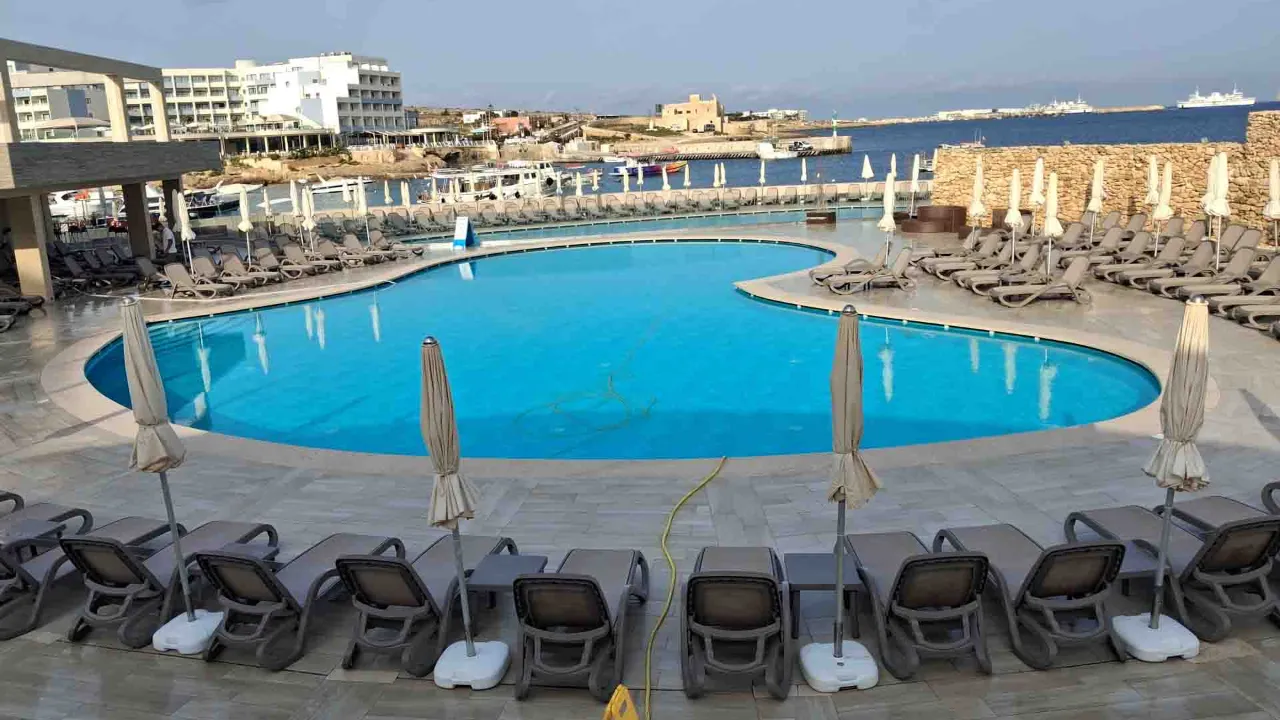 Basseng ved Ramla Bay Resort i Marfa