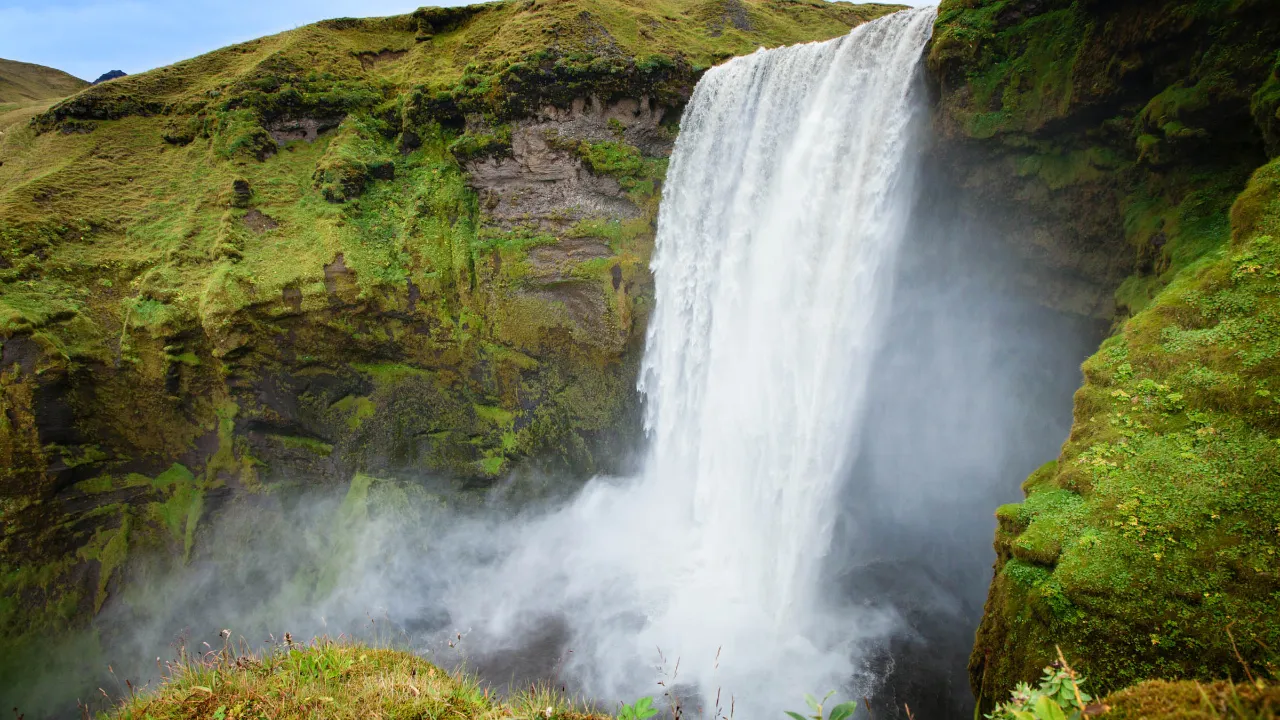 Skógafoss er en av de største fossene på Island Skógafoss er en av de største fossene på Island