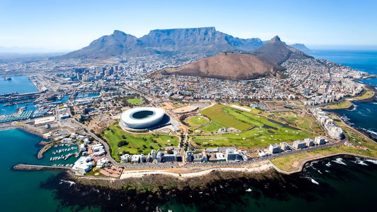 Cape Town Stadium i forgrunnen og Taffelberget i bakgrunnen