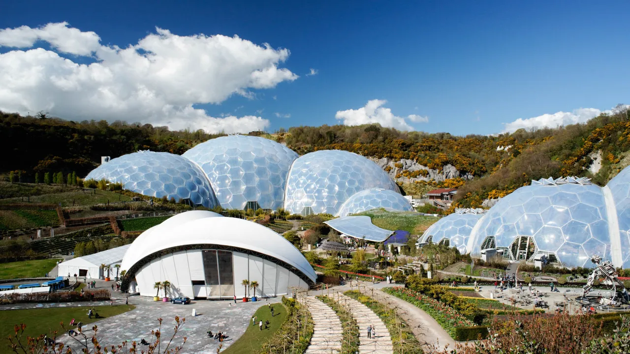 Eden Project – natur- og opplevelsespark med verdens største drivhus fylt med planter fra hele verden Eden Project – natur- og opplevelsespark med verdens største drivhus fylt med planter fra hele verden