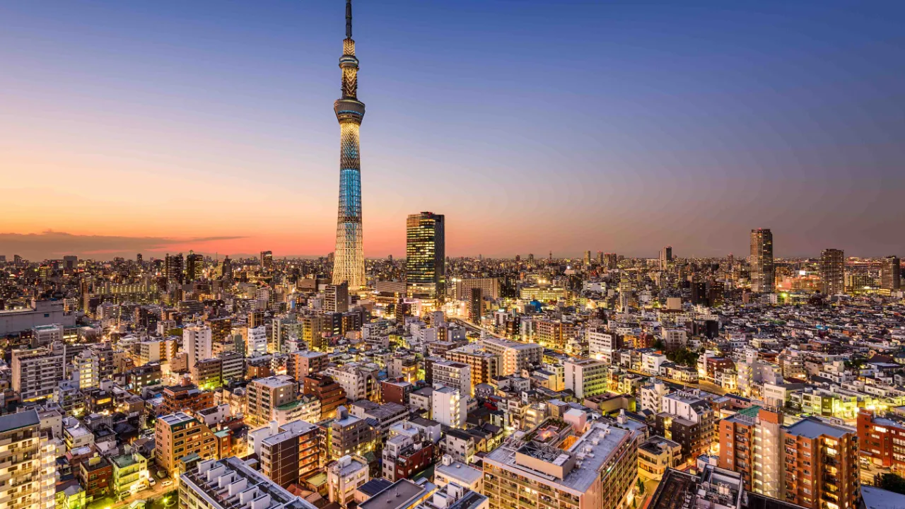 Panoramautsikt over Tokyo med det ikoniske Tokyo Skytree som sentrum