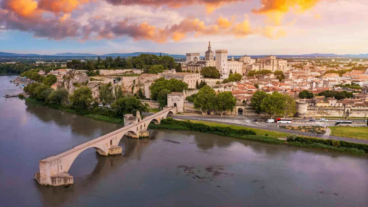 Pont Saint-Bénézet (også kjent som Pont d’Avignon) over Rhône-elven med Avignon i bakgrunnen Pont Saint-Bénézet (også kjent som Pont d’Avignon) over Rhône-elven med Avignon i bakgrunnen