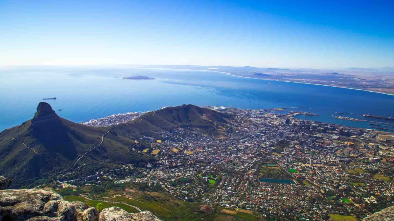 Cape Town med Taffelberget, Cape Town Stadium og Robben Island i bukten