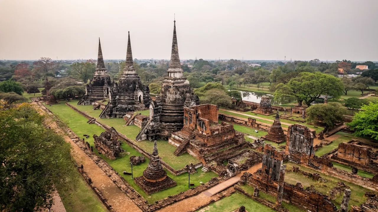 Oversiktsbilde av Wat Phra Si Sanphet i Ayutthaya Historical Park Oversiktsbilde av Wat Phra Si Sanphet i Ayutthaya Historical Park