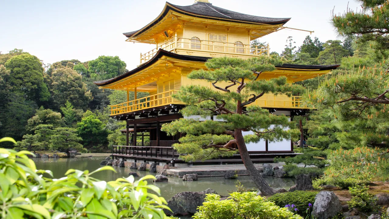 Den berömda Gyllene paviljongen i Kyoto Den berömda Gyllene paviljongen i Kyoto