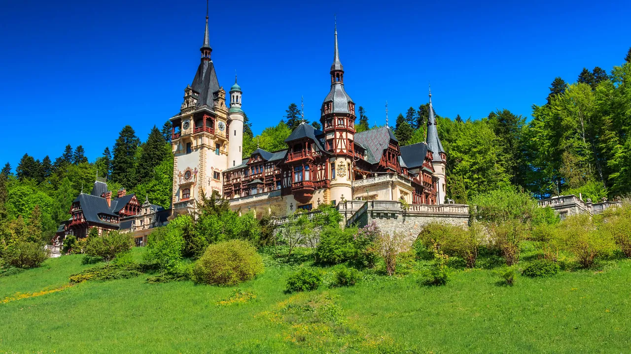 Peleș-slottet i Sinaia, et eventyrlig kongeslott i Karpatene i Romania Peleș-slottet i Sinaia, et eventyrlig kongeslott i Karpatene i Romania