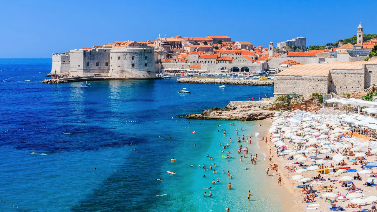 Dubrovnik – Adriaterhavets perle, hvor middelaldermurer møter gyldne strender og krystallklart vann Dubrovnik – Adriaterhavets perle, hvor middelaldermurer møter gyldne strender og krystallklart vann