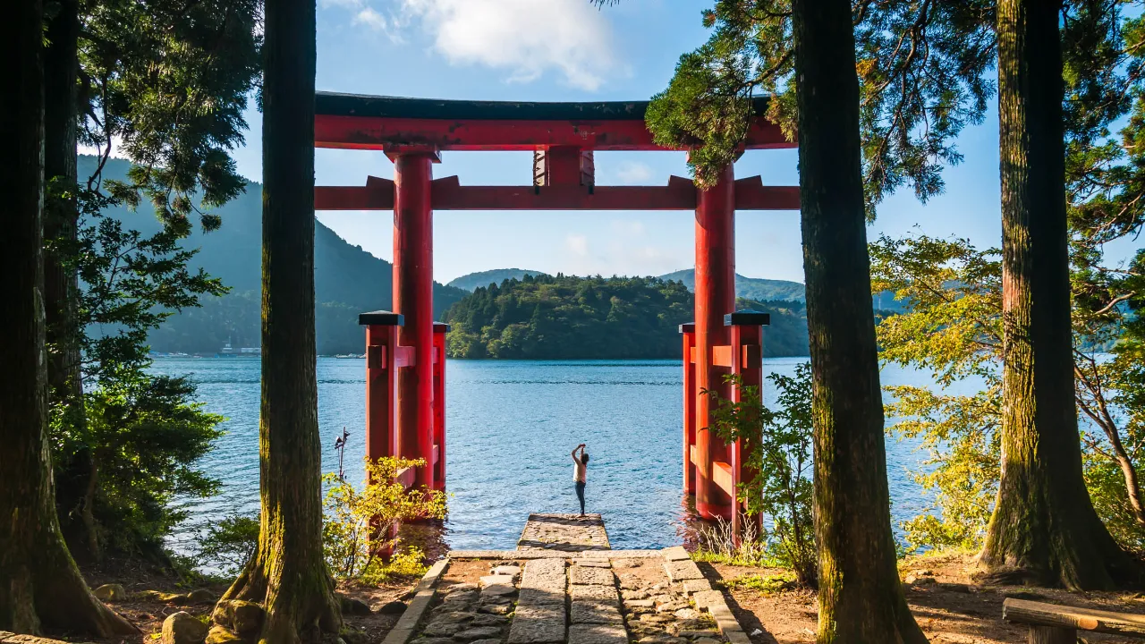 Hakone-helligdommens Torii-port ved Ashi-sjøen Hakone-helligdommens Torii-port ved Ashi-sjøen