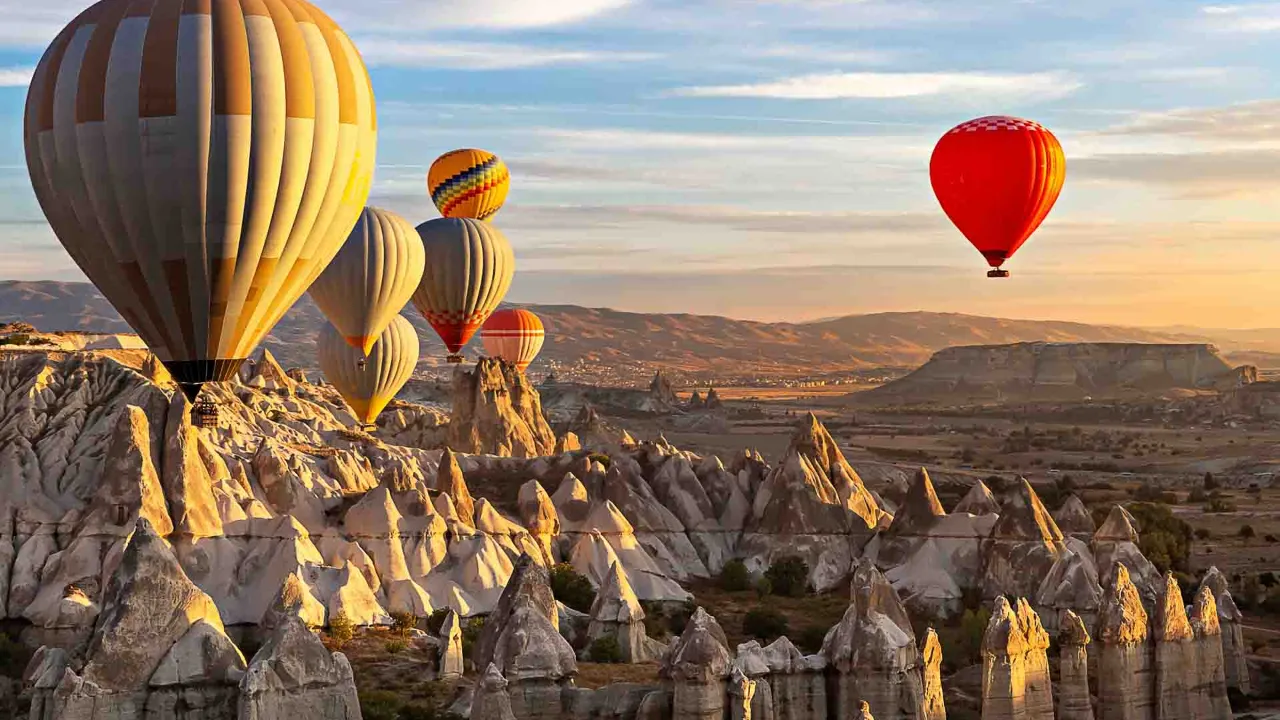 Luftballonger over Kappadokias unike fjellandskap ved soloppgang Luftballonger over Kappadokias unike fjellandskap ved soloppgang