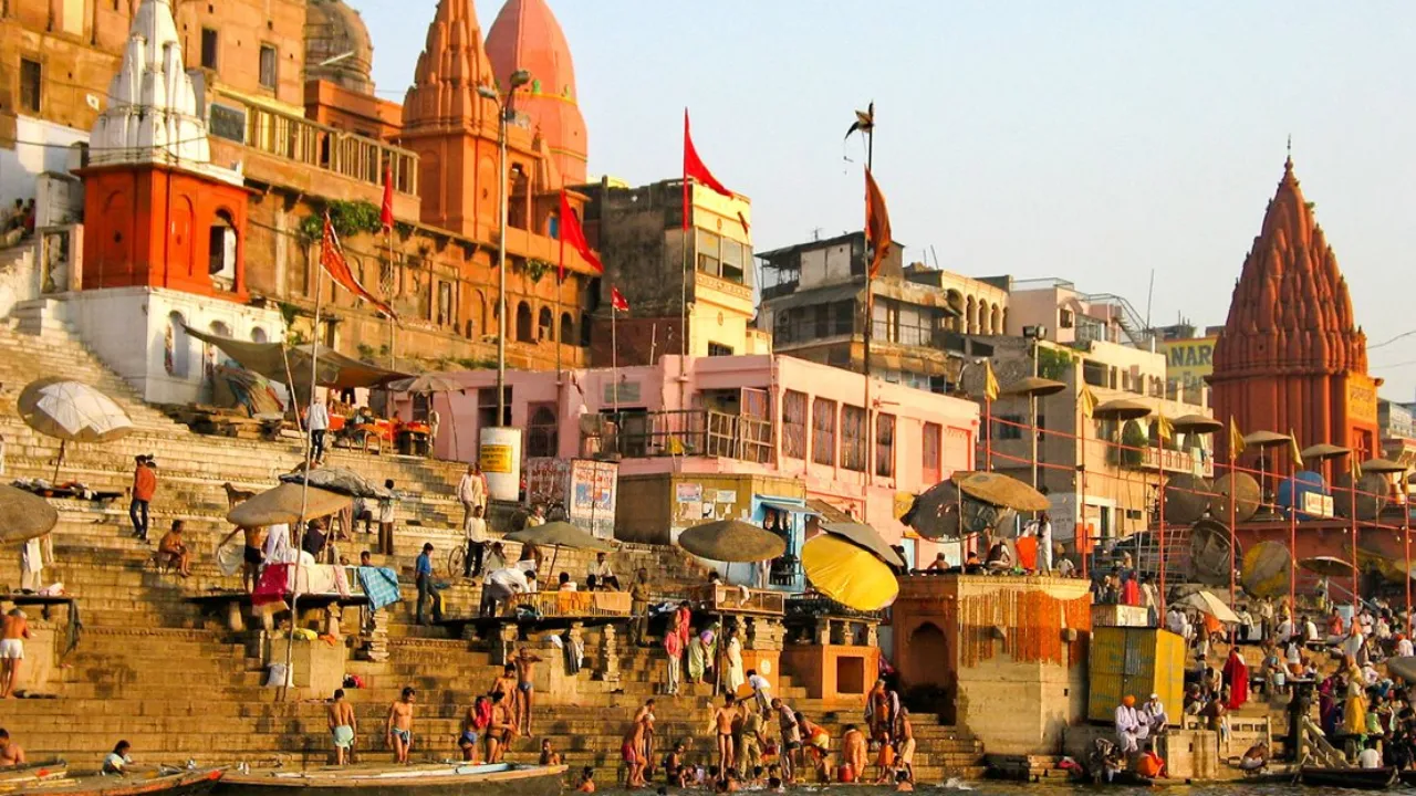 Templer og brede steintrapper langs den hellige Ganges-elven i Varanasi Templer og brede steintrapper langs den hellige Ganges-elven i Varanasi