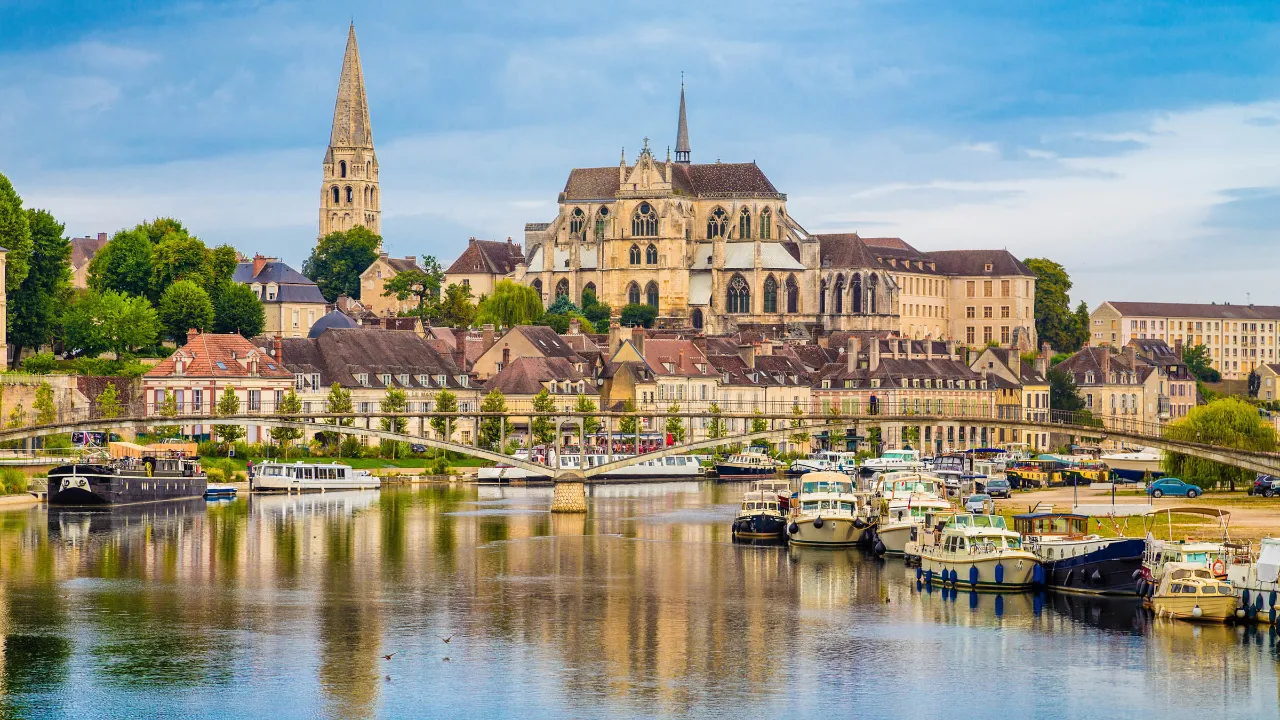 Auxerre, stolt by ved Yonne-elven Auxerre, stolt by ved Yonne-elven