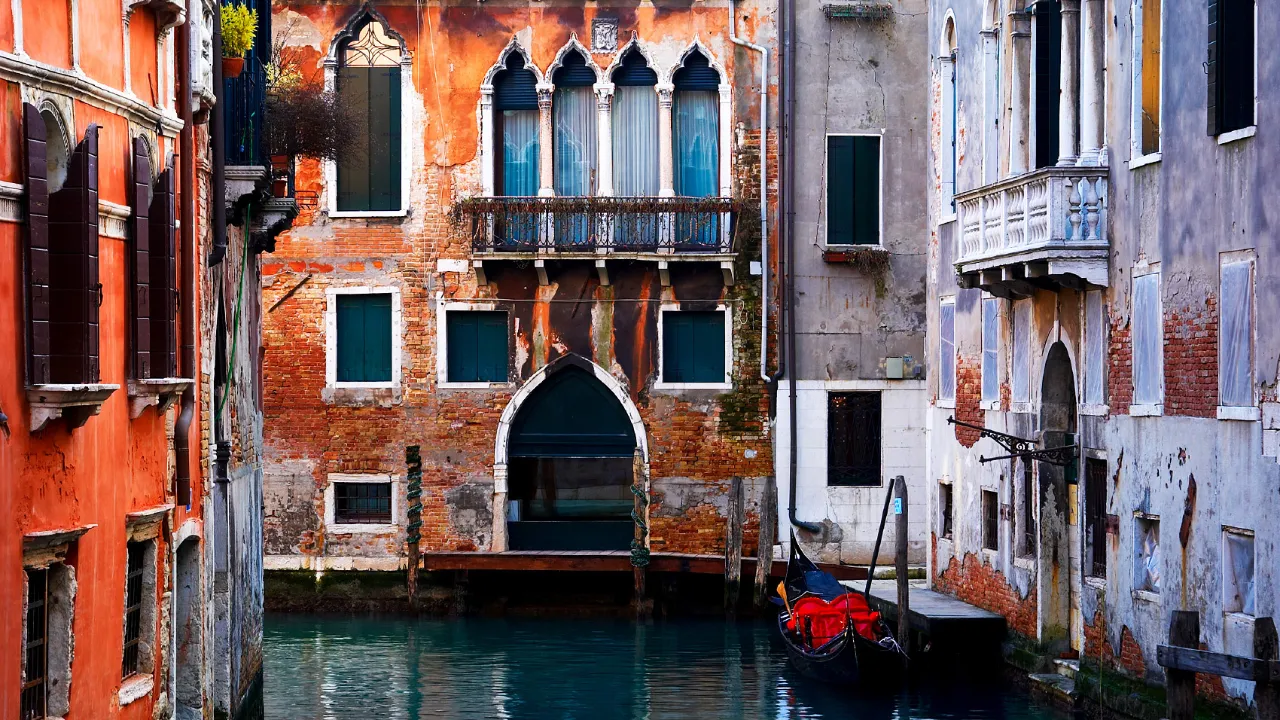 Kanal i Venezia omgitt av historiske bygninger Kanal i Venezia omgitt av historiske bygninger