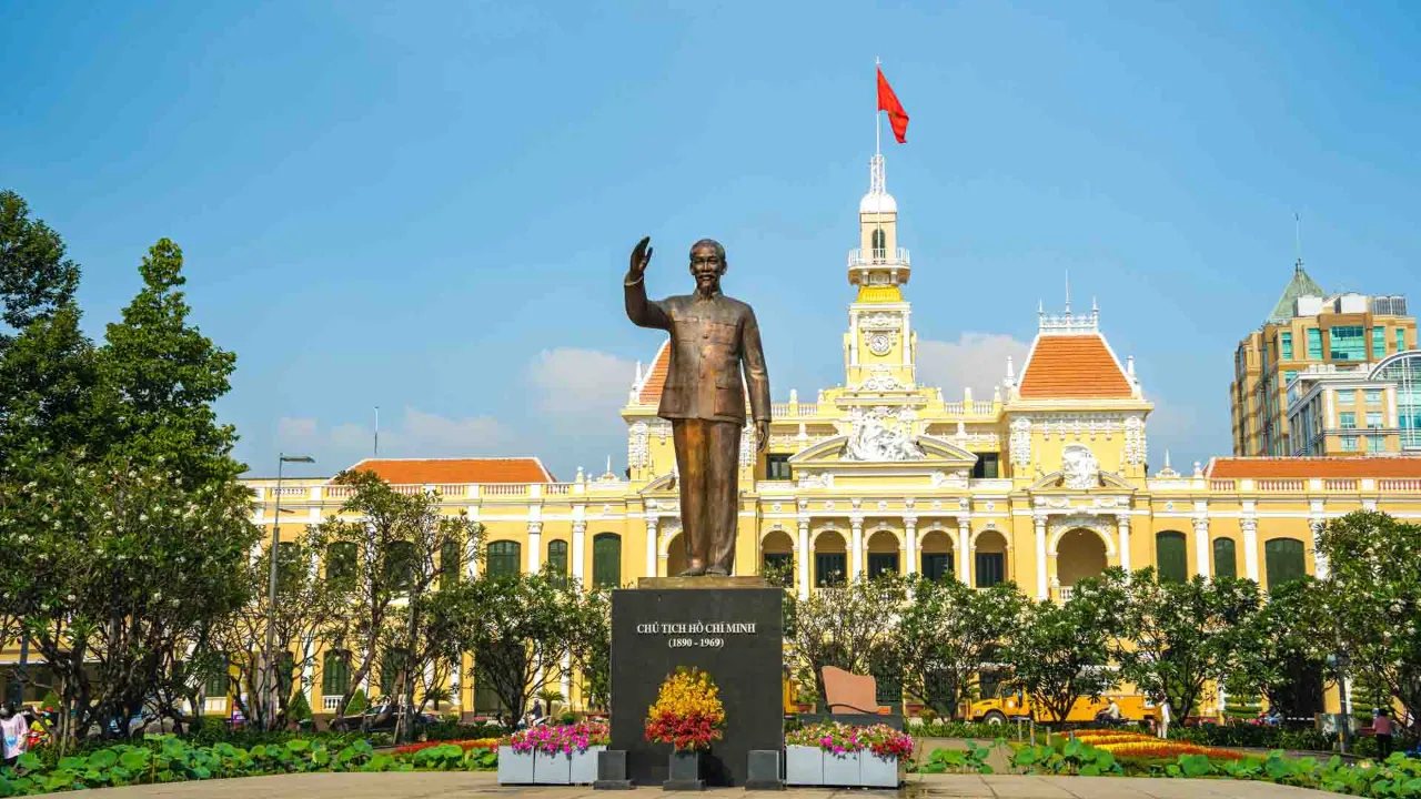 Statue av Ho Chi Minh foran rådhuset Statue av Ho Chi Minh foran rådhuset