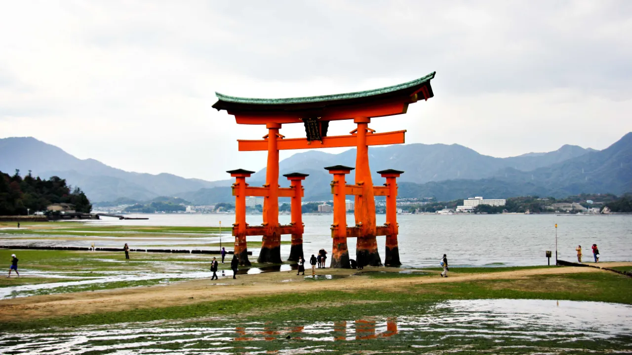 Den berømte flytende torii-porten på Miyajima Den berømte flytende torii-porten på Miyajima