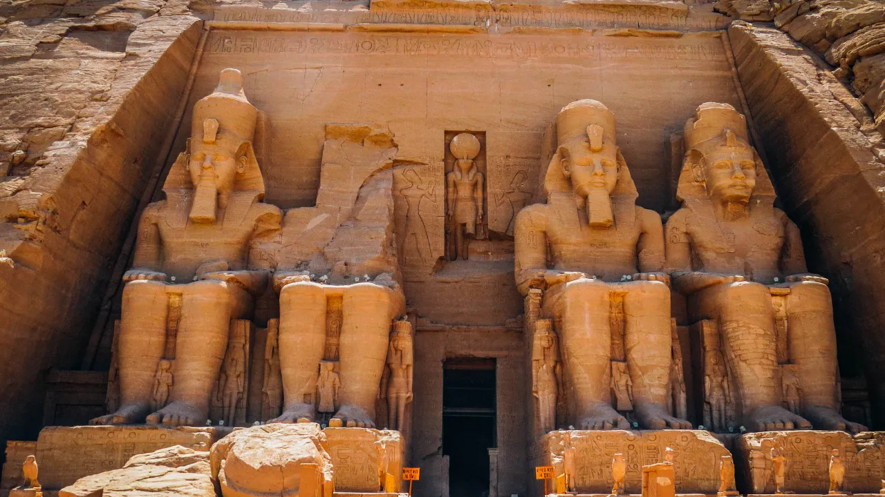 Det store Abu Simbel-tempelet – med fire gigantiske sittende statuer av Ramses II Det store Abu Simbel-tempelet – med fire gigantiske sittende statuer av Ramses II