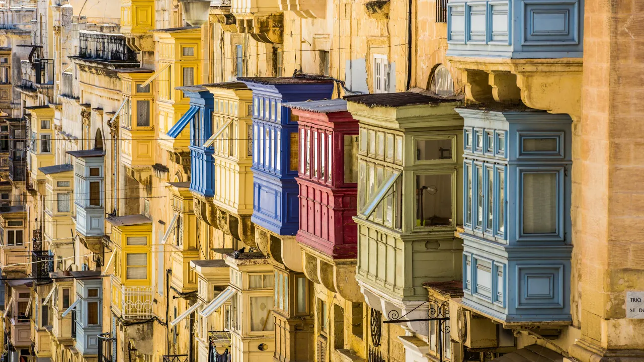 Fargerike balkonger på Malta, kalt gallariji, er et historisk kjennetegn – laget for lys, luft og privatliv Fargerike balkonger på Malta, kalt gallariji, er et historisk kjennetegn – laget for lys, luft og privatliv