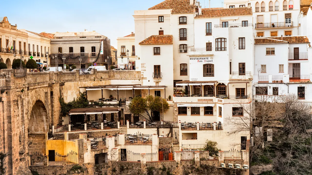 Restauranter ved Puente Nuevo i Ronda med dramatisk utsikt