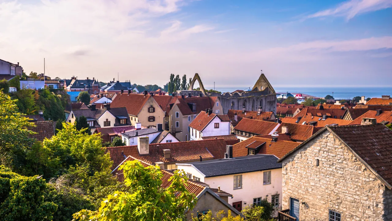 Den gamle bydelen i Visby med ruinene etter Sankta Karin-kirken Den gamle bydelen i Visby med ruinene etter Sankta Karin-kirken