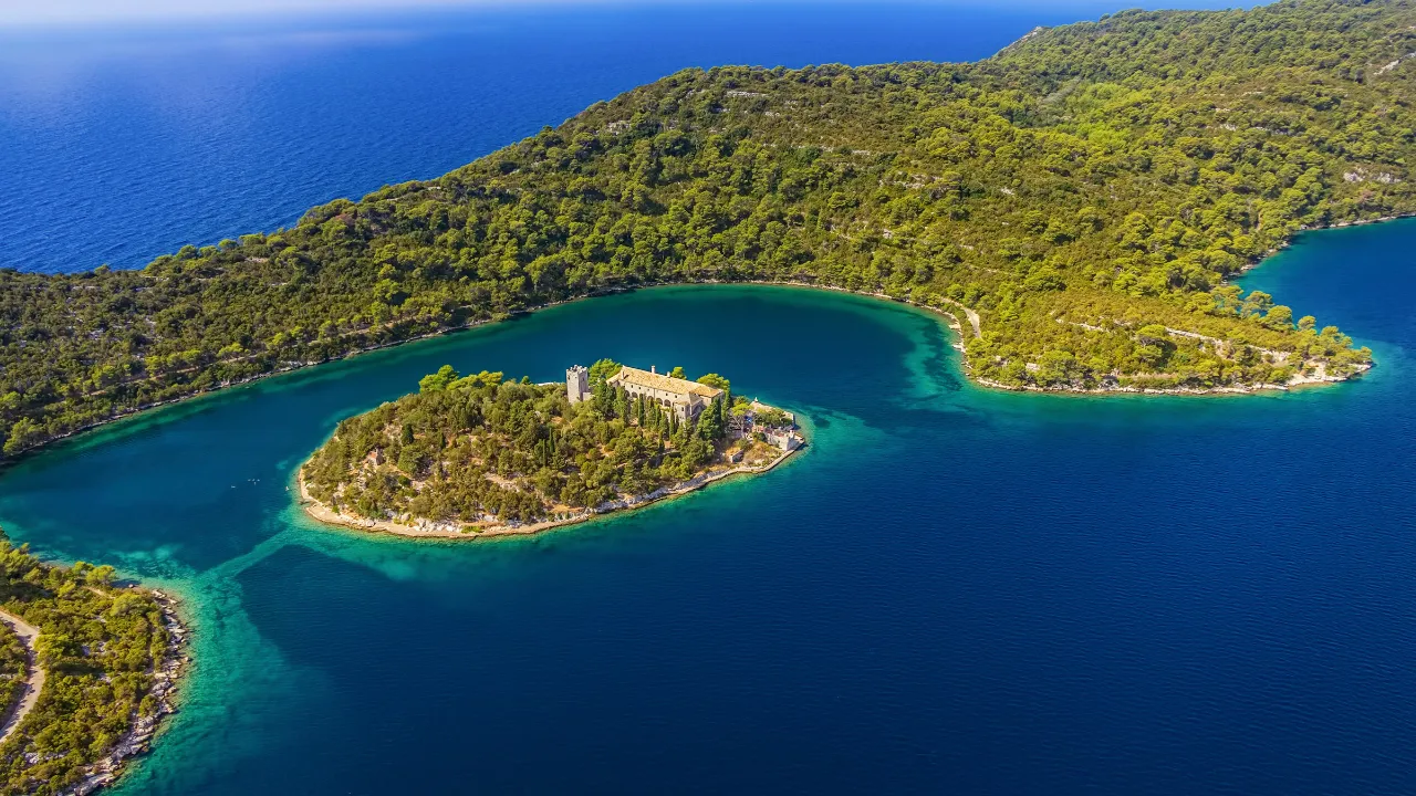 Mljet er den sørligste av de dalmatiske øyene Mljet er den sørligste av de dalmatiske øyene