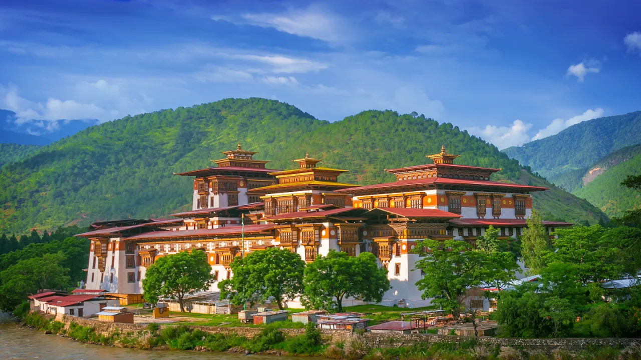 Punakha Dzong i naturskjønne omgivelser