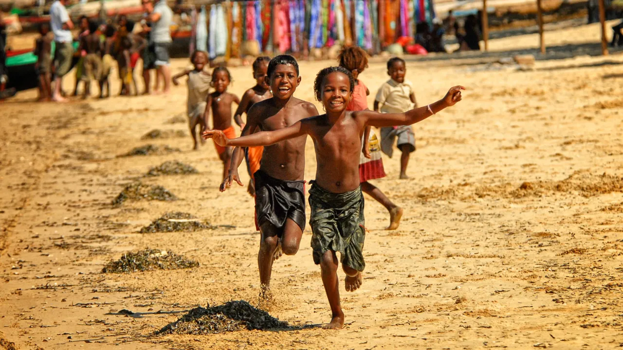 Lekende barn i Ifaty, Madagaskar