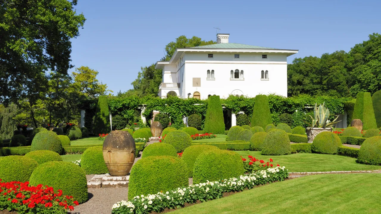 Sofiero slott og slottshage i Helsingborg med den imponerende slottsparken Sofiero slott og slottshage i Helsingborg med den imponerende slottsparken