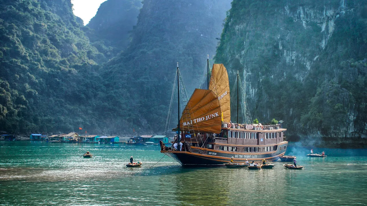 Vietnamesisk djunke i Halongbukten Vietnamesisk djunke i Halongbukten