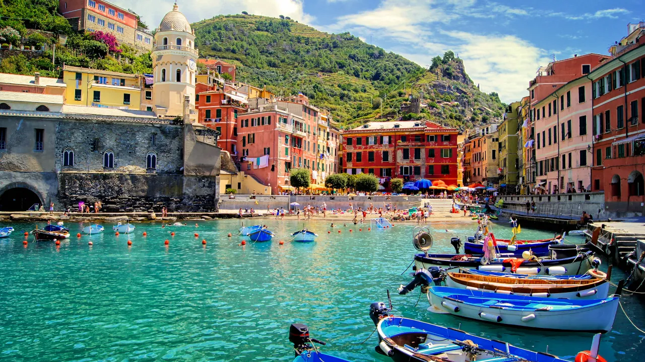Vernazza i Cinque Terre med båter og fargerike hus Vernazza i Cinque Terre med båter og fargerike hus