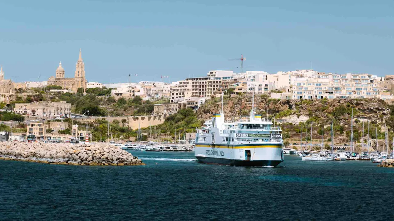 Ferjen mellom Malta og Gozo forlater havnen i Mġarr på Gozo